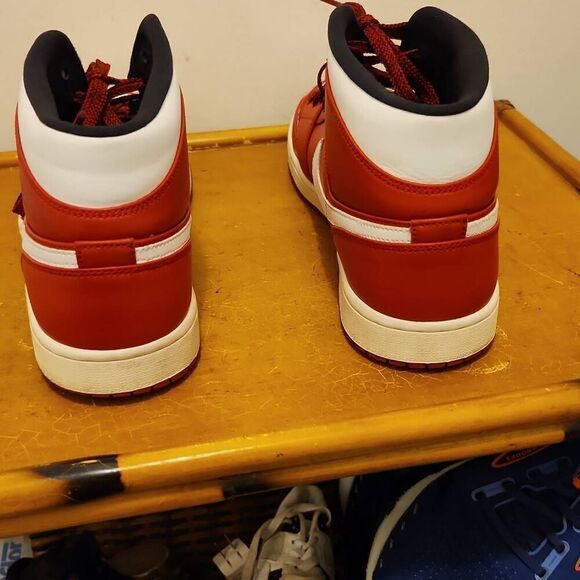 Rare Nike Air Jordan 1Mid Chicago Gym Red Sneakers Size 11 - Picture 5 of 8